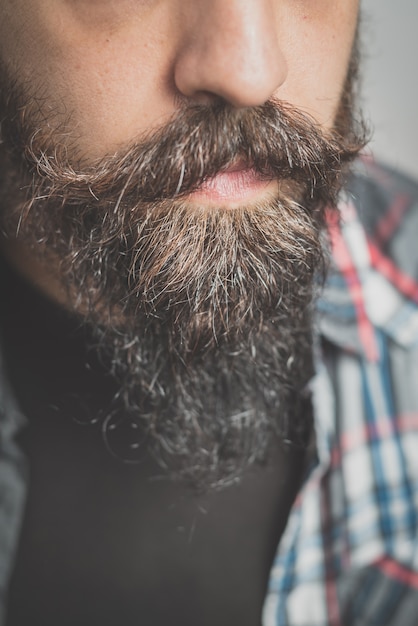 Foto uomo a vita lunga con barba e baffi