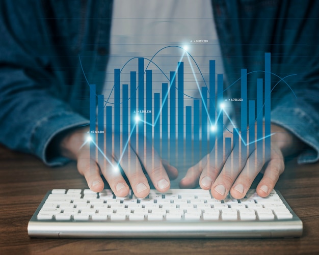 Uomo che tocca una tastiera con l'ologramma del concetto di business