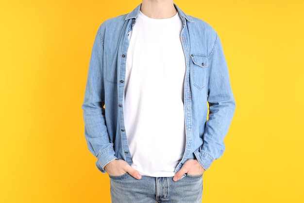 Foto uomo in t-shirt in bianco e in camicia su sfondo giallo