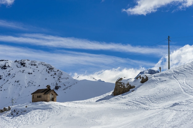 Veduta di una Cappella delle Dolomiti al Passo Pordoi