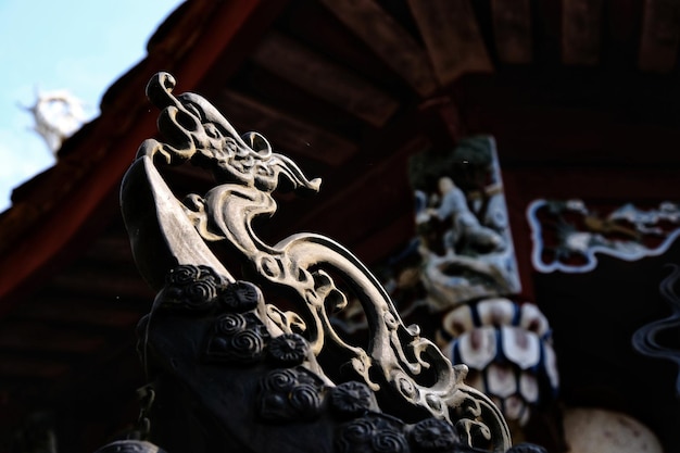 Foto vista a bassa angolazione della statua di buddha