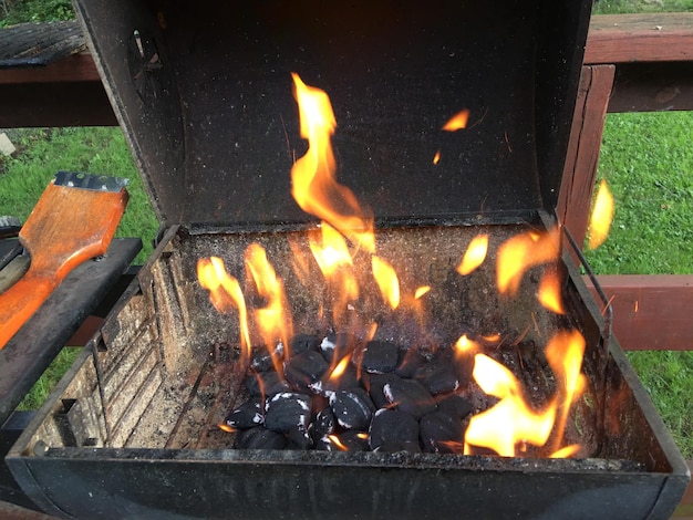 Foto vista ad alta angolazione dei carboni che bruciano nel barbecue sul campo