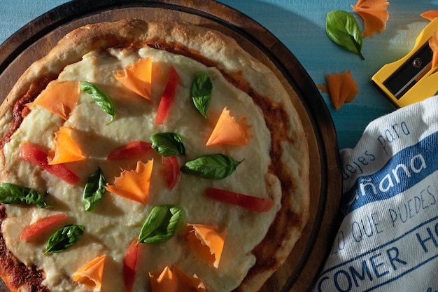 Foto vista ad alto angolo della pizza sul tavolo