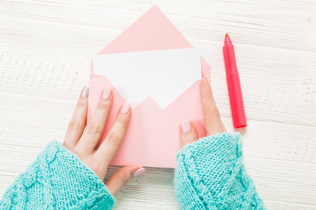 Vista dall'alto Mano della ragazza che scrive lettera d'amore