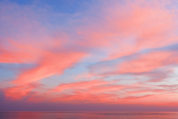 Vista del cielo blu-rosa con nuvole al tramonto