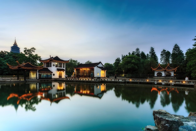 Vista notturna dell'architettura classica del giardino a Changzhou in Cina