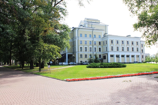 Vista posteriore del teatro Yanka Kupala di Minsk Bielorussia