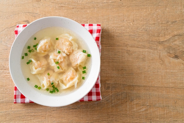 Zuppa di gnocchi di gamberi in una ciotola bianca