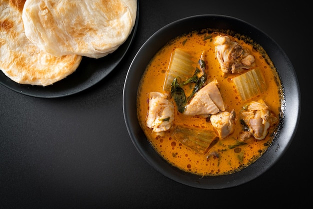 Zuppa di pollo al curry con roti