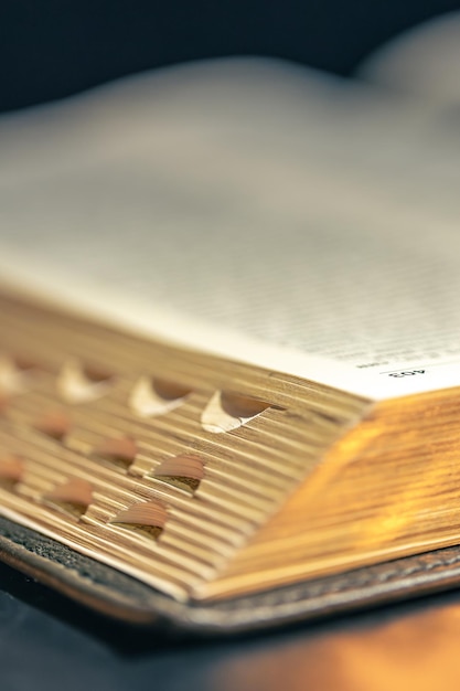 Foto grátis abra a bíblia em um fundo preto conceito de religião páginas da bíblia em close-up