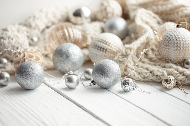 Aconchegante fundo festivo de Natal com bolas de Natal e elemento de malha.