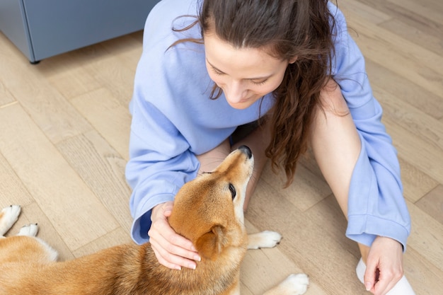 Foto grátis adorável shiba inu com sua dona