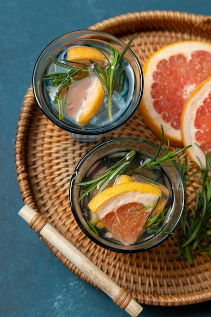 Foto grátis água com infusão de grapefruit vista superior