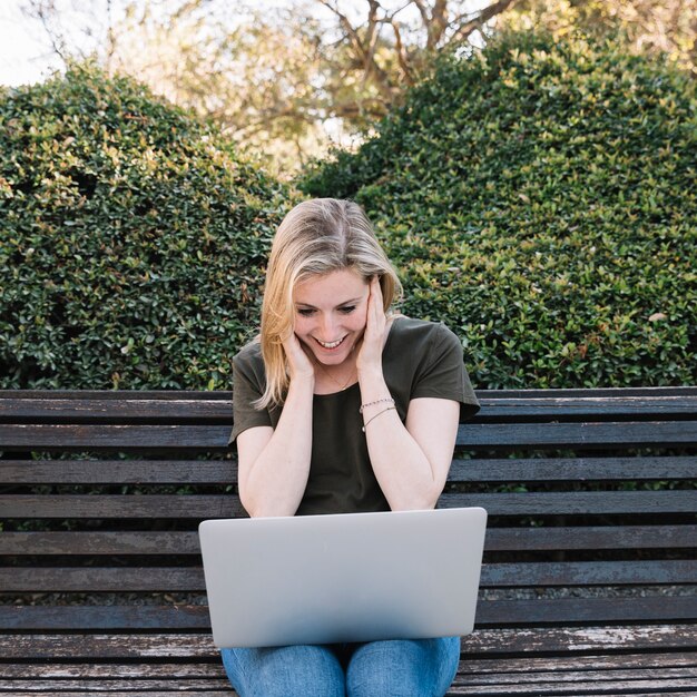 Alegre, mulher olha, em, laptop