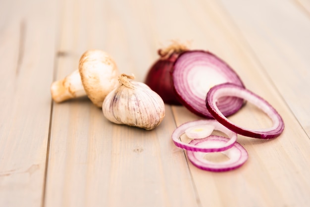 Foto grátis alho e cogumelos com uma fatia de cebola orgânica na mesa