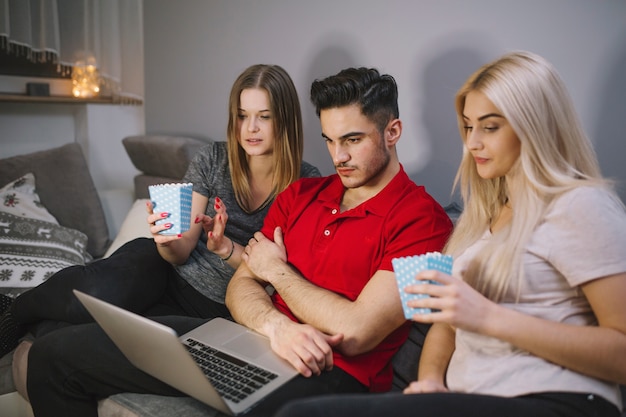 Foto grátis amigos assistindo filme no laptop