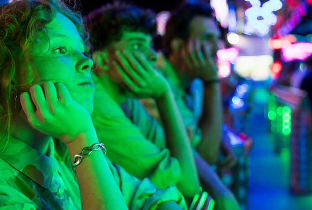 Foto grátis amigos assistindo uma noite mágica