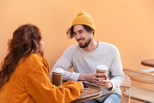 Amigos de tiro médio com xícaras de café