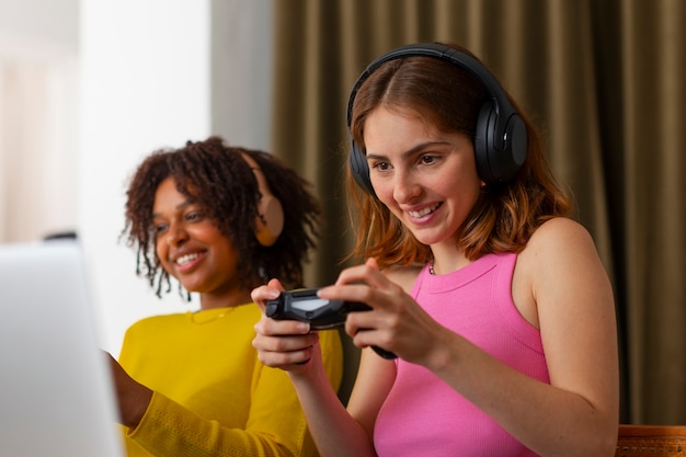 Foto grátis amigos de tiro médio jogando videogame