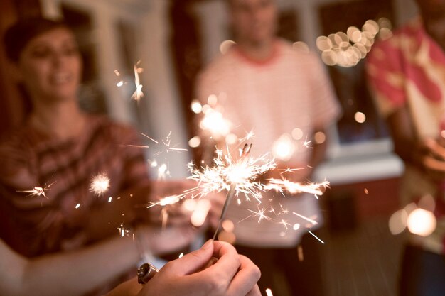 Amigos festejando com fogos de artifício de alto ângulo