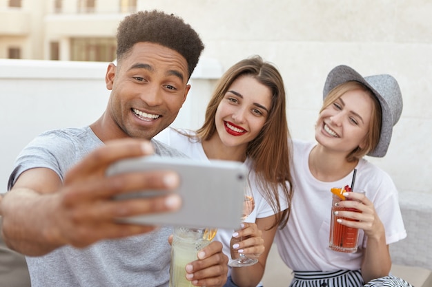 amigos passando um tempo juntos segurando taças com vinho