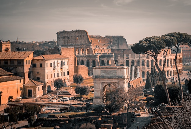 Foto grátis anfiteatro do coliseu em roma, itália sob o céu cinza