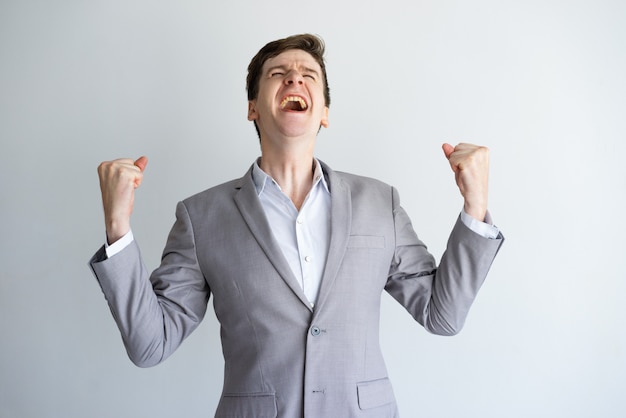 Foto grátis animado, jovem, homem negócios, desfrutando, sucesso