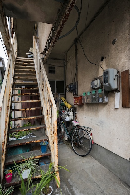 Foto grátis antiga casa abandonada com escadas enferrujadas