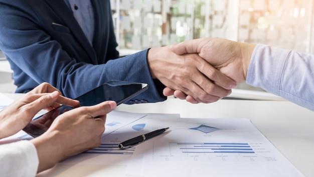 Foto grátis aperto de mão de negócios de dois homens que demonstram seu acordo para assinar acordo ou contrato entre suas empresas, empresas, empresas