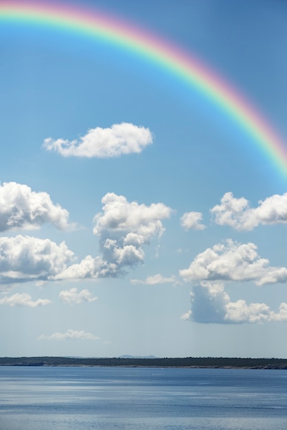 Foto grátis arco-íris no céu com paisagem natural