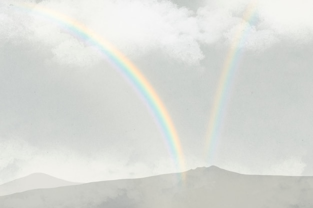 Foto grátis arco-íris sobre fundo de montanhas com nuvens