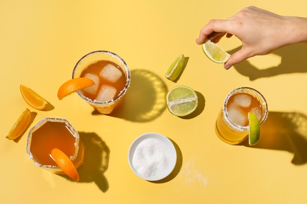 Foto grátis arranjo de bebida picante michelada