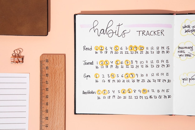 Foto grátis arranjo de bullet journals acima da vista