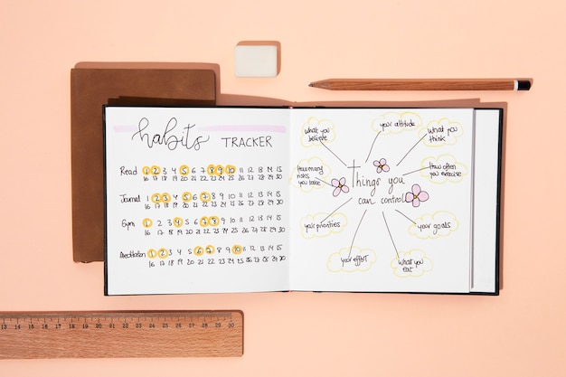 Foto grátis arranjo de bullet journals de vista superior