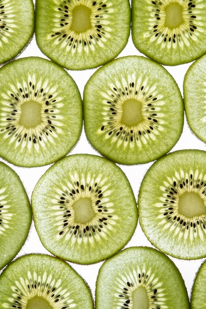 Foto grátis arranjo de fatias de kiwi vista superior