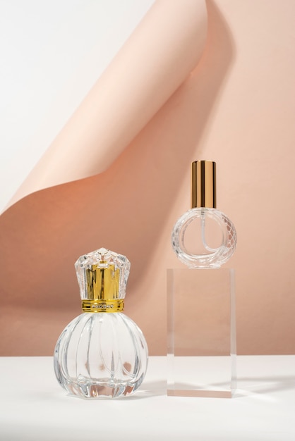 Foto grátis arranjo de frascos de perfume vazios