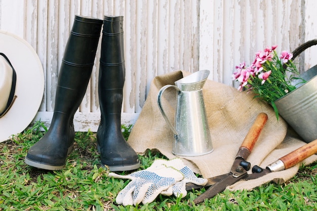 Arranjo de gumboots de jardinagem e suprimentos