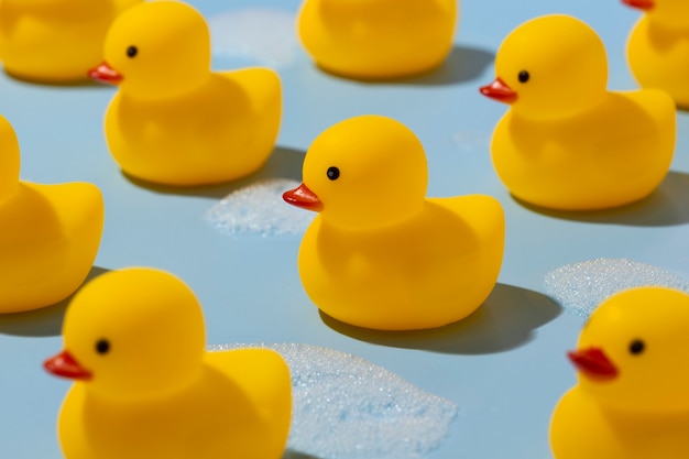 Foto grátis arranjo de patos de borracha ainda vida