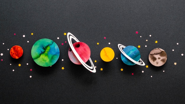 Foto grátis arranjo plano de planetas de papel criativos