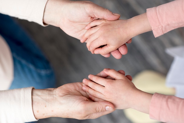 Avó e menina de mãos dadas