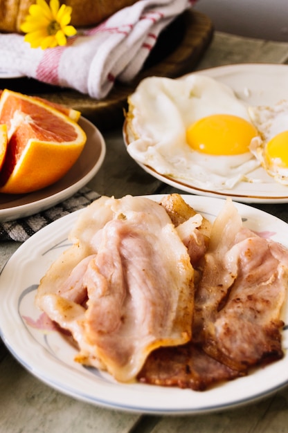 Foto grátis bacon e ovos na mesa