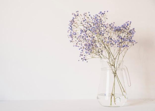 Bando de flores suaves em vaso