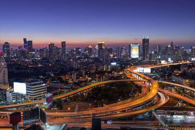 Bela cidade com luzes próximas à sua rodovia mais movimentada à noite.