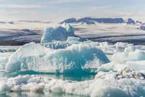 Foto grátis bela foto de icebergs com montanhas nevadas ao fundo