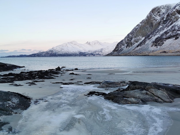 Foto grátis bela foto de montanhas nevadas e paisagens na ilha de kvaloya, na noruega