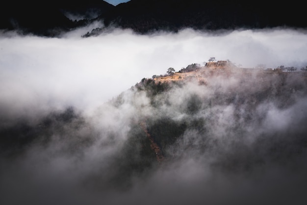 Foto grátis bela foto de uma montanha acima do nevoeiro