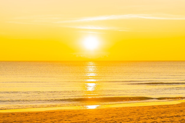 Foto grátis bela natureza tropical praia mar oceano ao pôr do sol ou nascer do sol