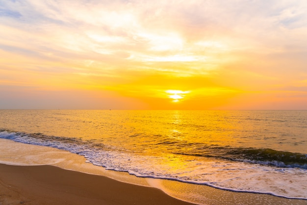 Foto grátis bela paisagem ao ar livre do mar e praia tropical na hora do pôr do sol ou nascer do sol