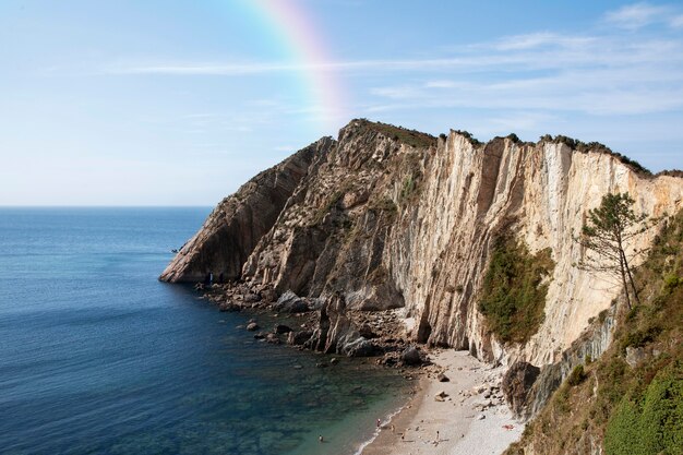 Bela paisagem com arco-íris e mar