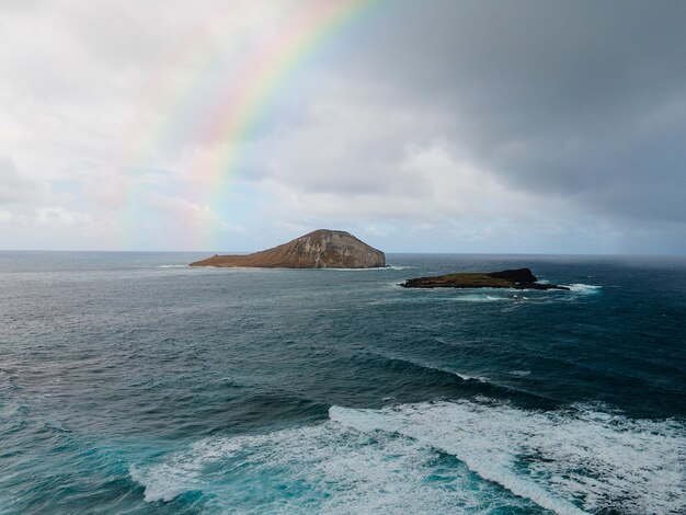 Bela paisagem com arco-íris e oceano